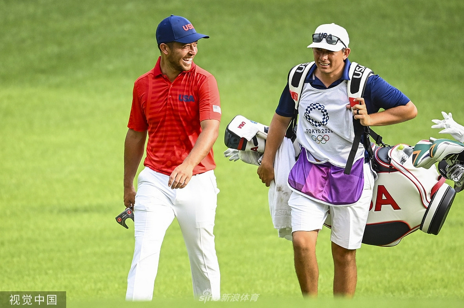 西班牙球星琼·拉姆在沙坑中救球，沙砾飞溅的瞬间充满了力量感与技巧性。