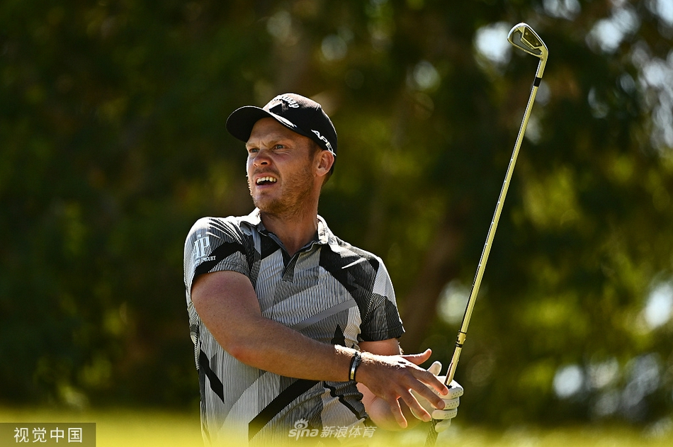 任成宰与球童拥抱庆祝,团队合作的喜悦溢于言表