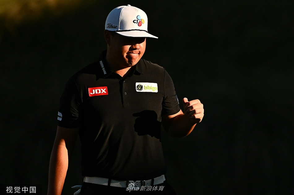 任成宰在颁奖典礼上向观众致意,身后烟花为这场逆转胜利画上完美句号