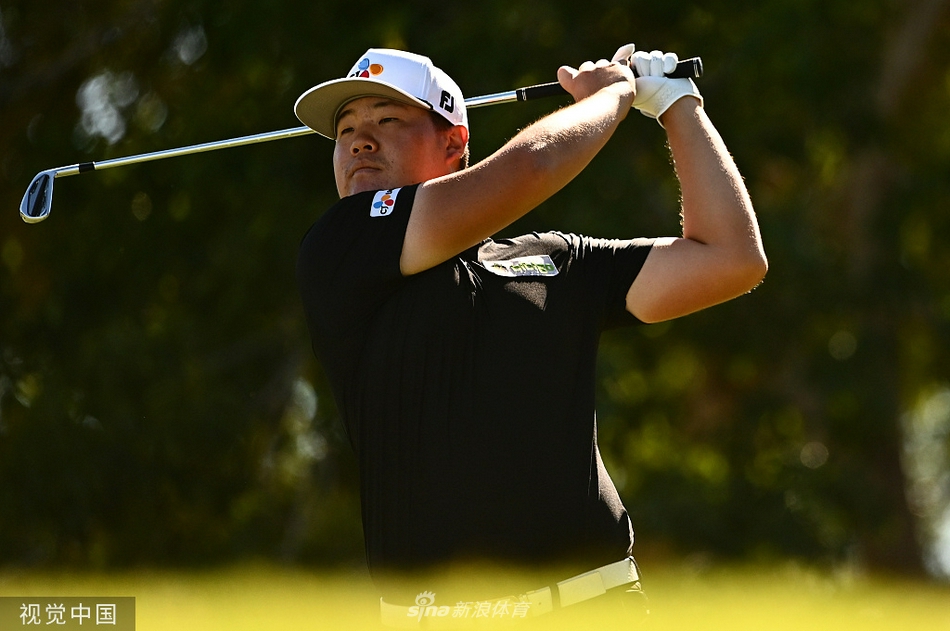 任成宰在第十八洞果岭推出致胜一推,眼神专注如鹰