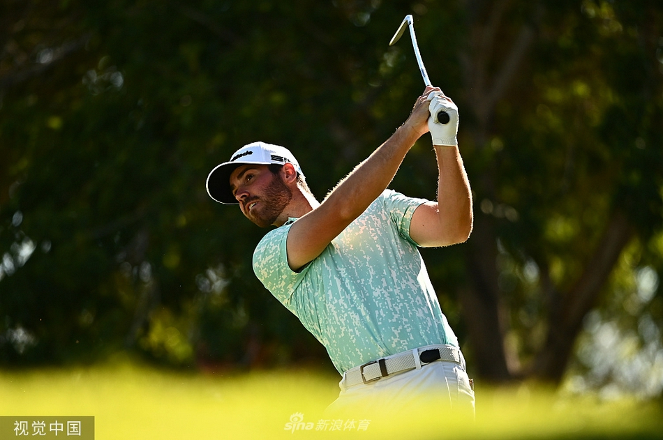 任成宰挥杆瞬间,身体扭转如满弓,球杆划破拉斯维加斯的天空