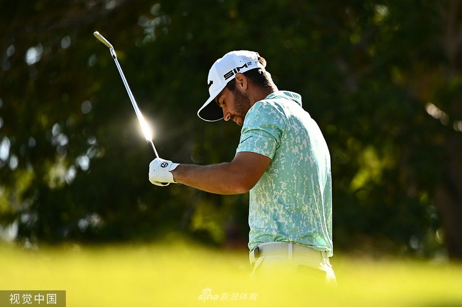 冠军推杆入洞瞬间,任成宰振臂高呼,压抑的情感如火山喷发