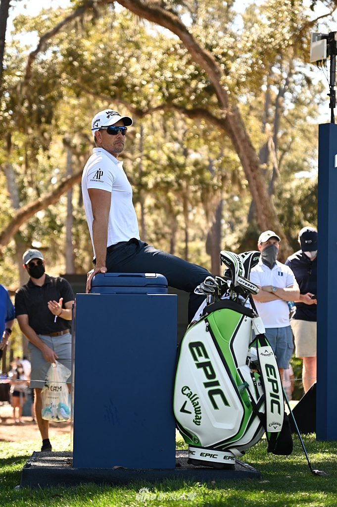 球员锦标赛次轮，一位球星在阳光照耀的球道上，为关键性的进攻果岭一杆仔细测算距离与风向。