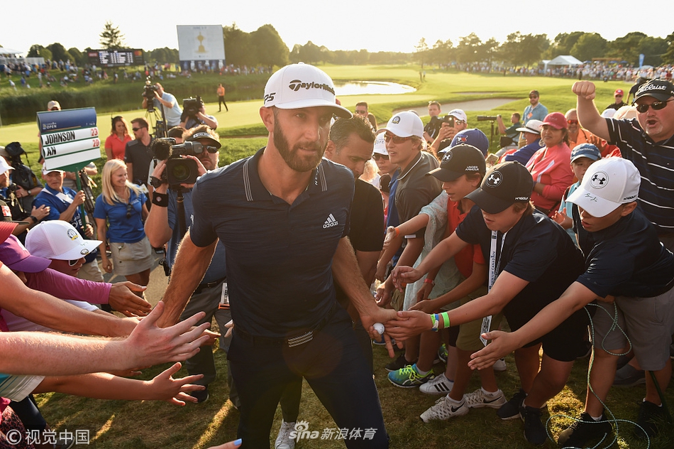 决赛轮战罢，球员与观众散去，夕阳下的卡诺斯蒂球场重归宁静，等待下一个传奇
