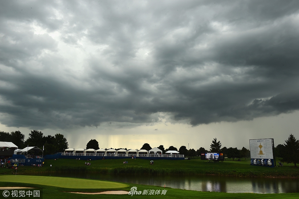 金珉辉在沙坑中上演精彩救球，沙砾飞溅，展现高超的短杆技术