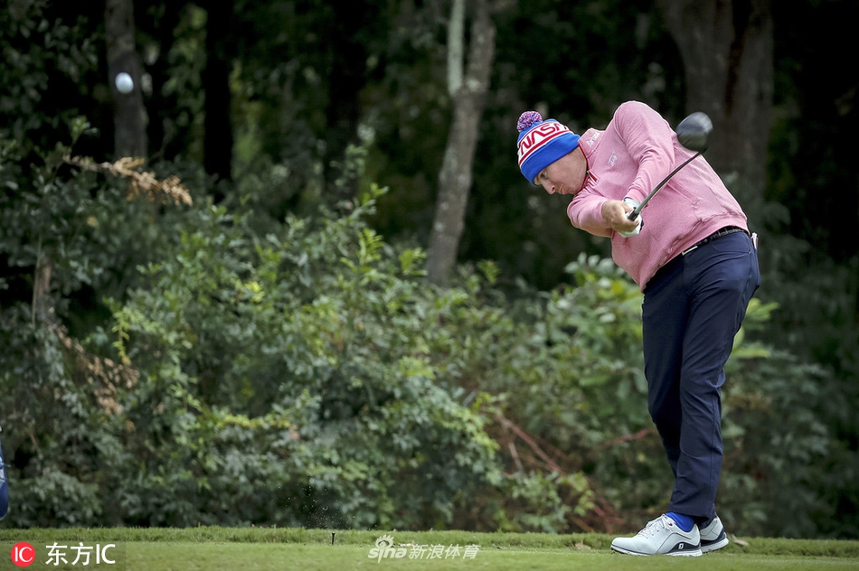 厄尼·埃尔斯在沙坑中成功救球，沙砾飞溅瞬间展现高超的短杆技巧