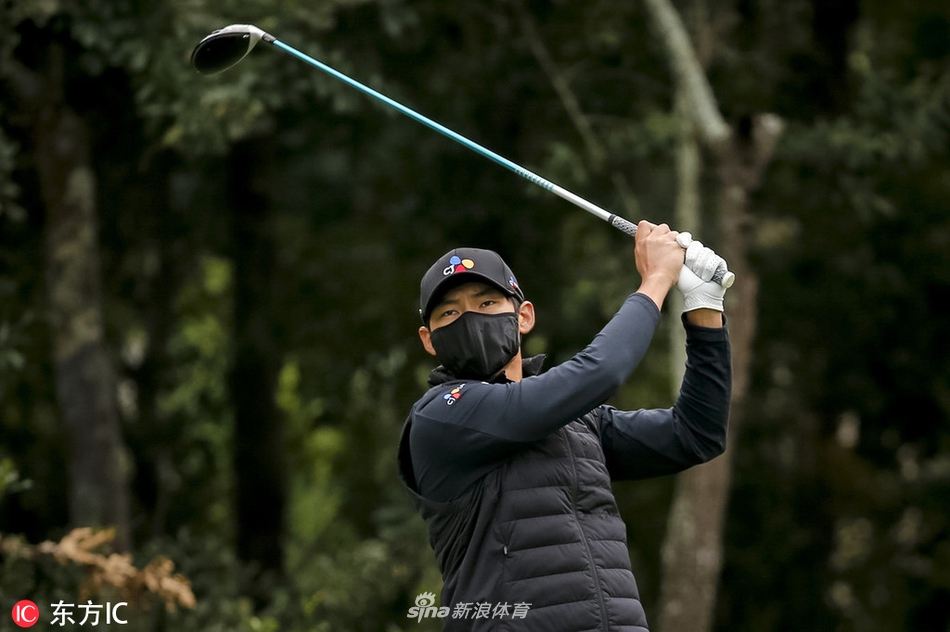 查尔斯·霍威尔三世果岭上沉稳推击，决胜时刻尽显大将之风