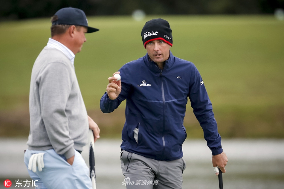 JJ·斯鲍在长草中冷静观察球位，思考下一步的进攻策略