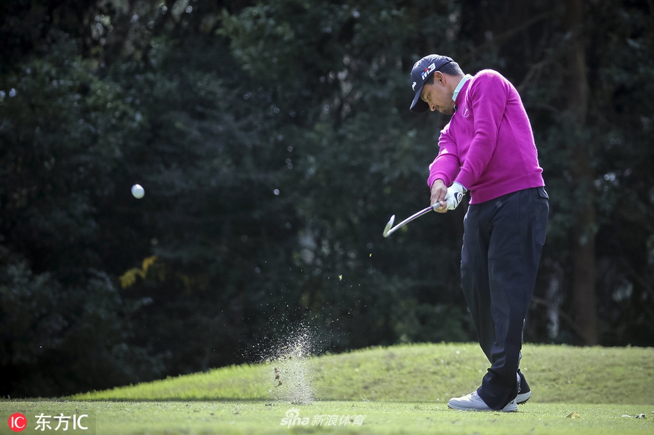 乔尔·达赫曼在阳光下完成流畅的送杆动作，姿态从容而稳定