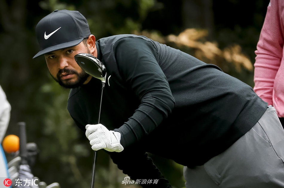 阿伦·巴德利大力开球，身体充分扭转，力量与技巧完美融合