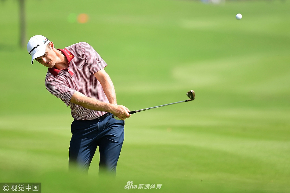 决赛轮沙山辛与斯滕森同组出发，两位球员在发球台上友好交流