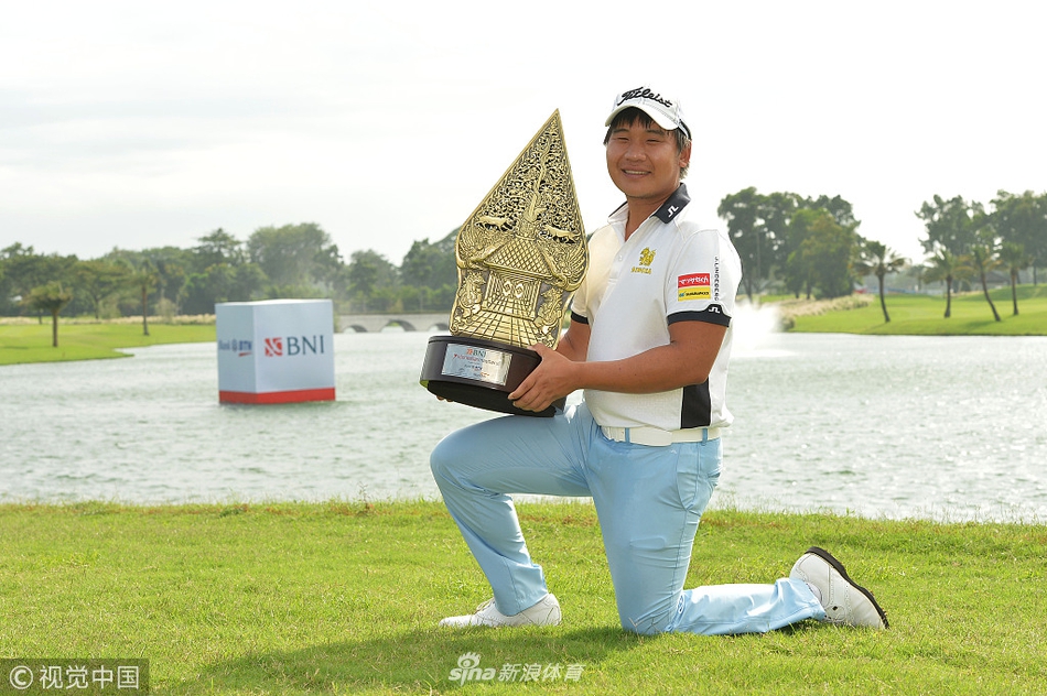 普姆·沙山辛在夺冠后手持奖杯绽放灿烂笑容，尽显微笑刺客本色