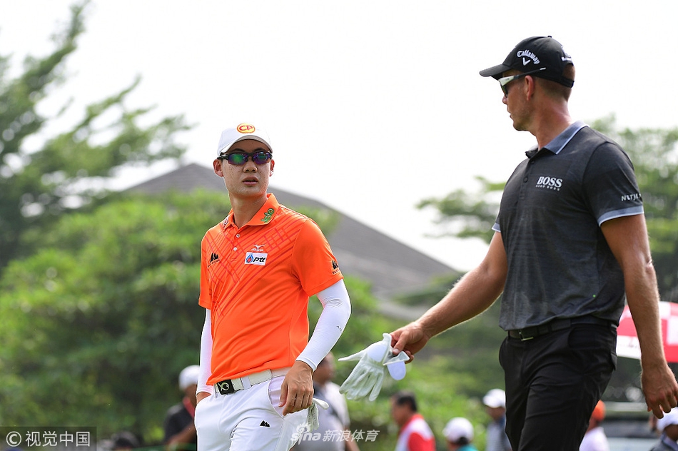 亚军得主泰国选手杰兹·杰尼瓦塔纳隆在果岭边仔细研判推杆线路