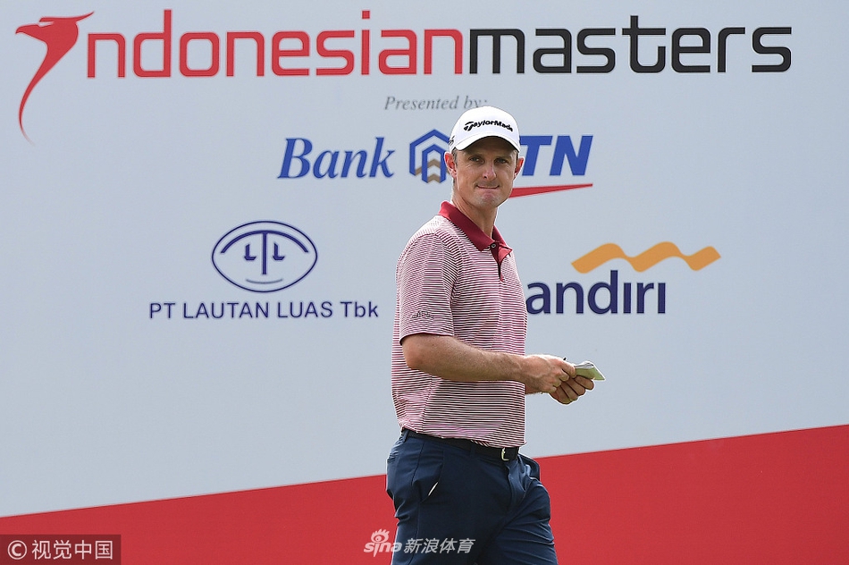 泰国选手帕努泊·皮塔亚拉特在沙坑中救球，沙砾飞扬瞬间展现高超技巧