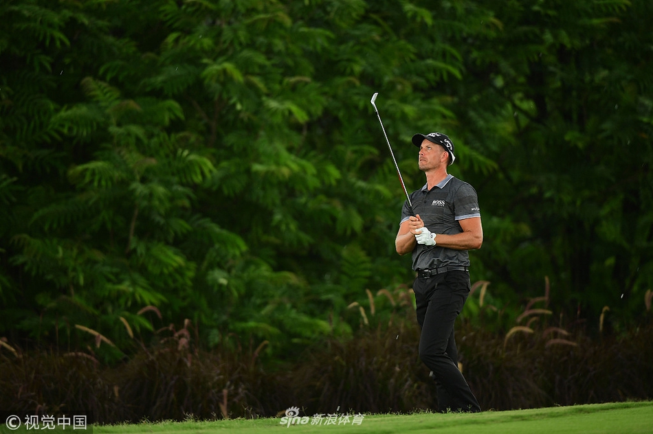 沙山辛在第十八洞果岭推出致胜一推，观众在背景中屏息凝神