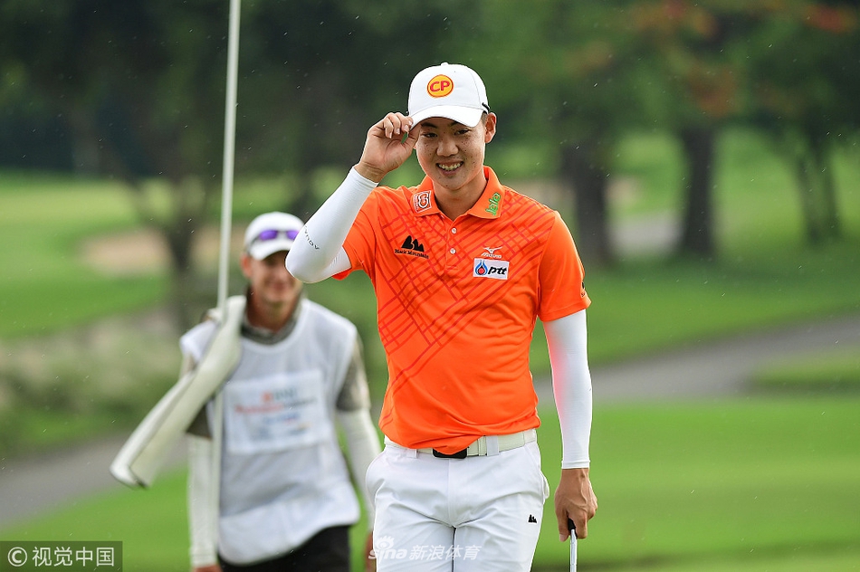 英格兰名将贾斯汀·罗斯在比赛中陷入沉思，背景中的棕榈树衬托出热带赛场的独特氛围