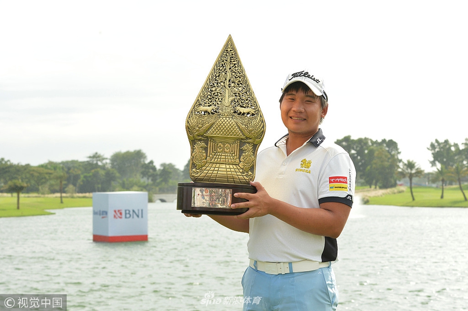 瑞典高尔夫名将亨利克·斯滕森在雅加达球场上潇洒挥杆，白色上衣在绿茵中格外醒目