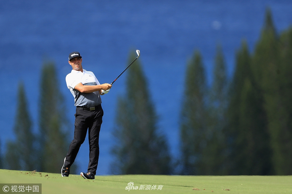 夕阳西下，金辉洒满卡帕鲁瓦球场，一名球员正在如画的景色中推击