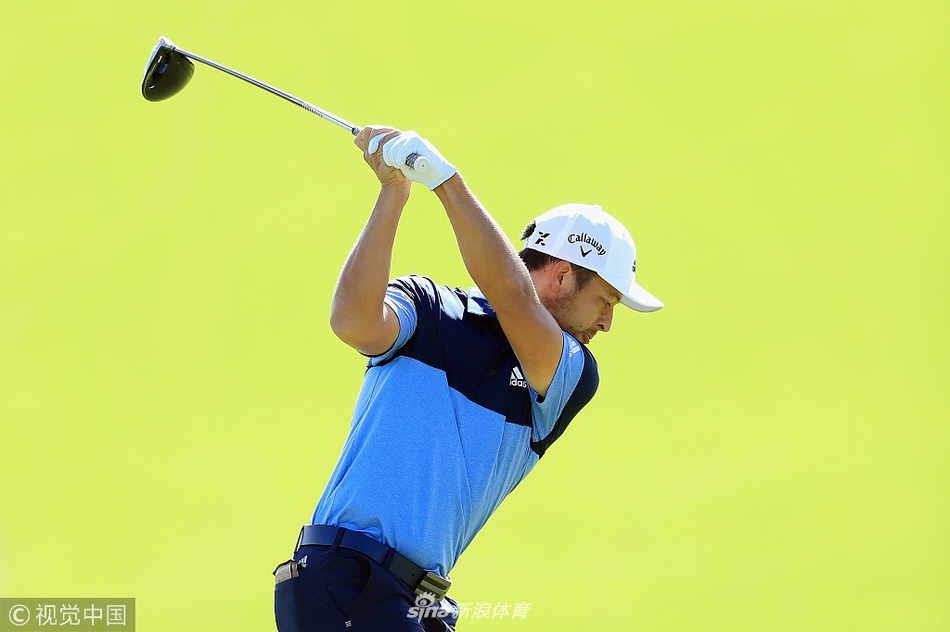 麦克罗伊在练习果岭旁凝神抛球，评估小球在夏威夷微风中滚动的轨迹