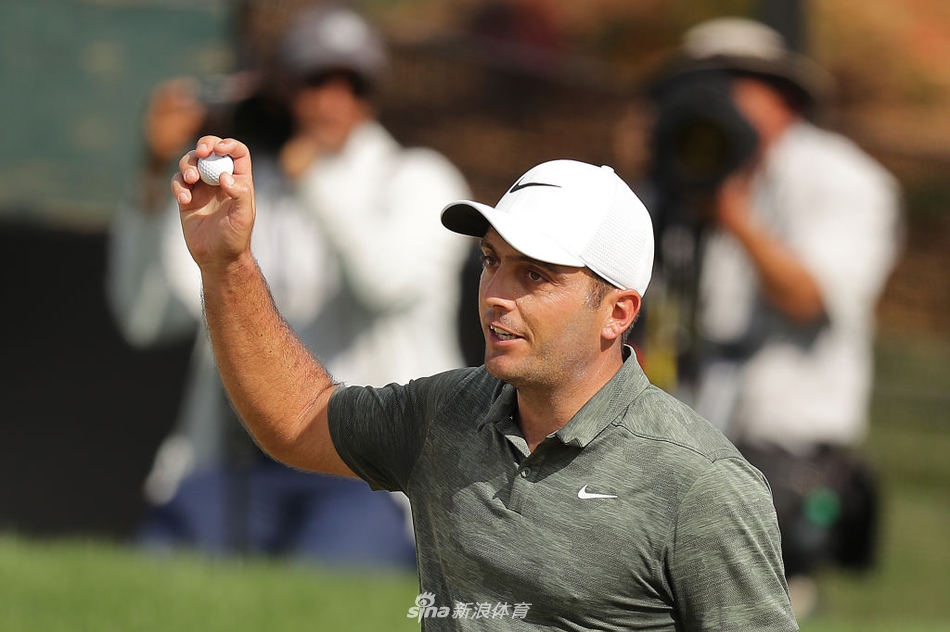 里奇·福勒身着醒目橙色,在黄昏光线下完成潇洒挥杆,球杆划破空气留下动感瞬间