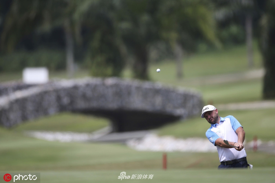 加洞赛关键时刻，斯科特·亨德在雨中屏息凝神，准备推出决定冠军归属的最后三英尺推杆。
