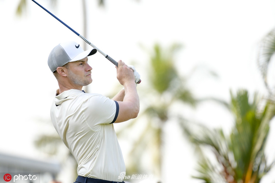 颁奖典礼上，西班牙选手纳乔·埃尔韦拉虽获亚军略显失落，但仍保持风度向观众致意。