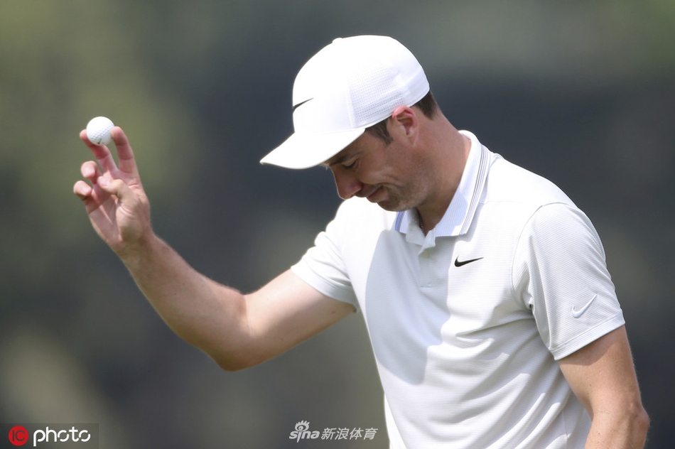 泰国球员杰兹·杰尼瓦塔纳隆在比赛中挥杆，他最终获得单独第三名，是表现最出色的亚洲球员。