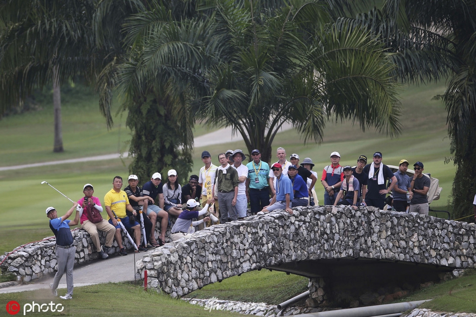 比赛因雷电中断，球员和裁判聚集在休息处，埃尔韦拉表情凝重地望着窗外的暴雨，等待比赛恢复。