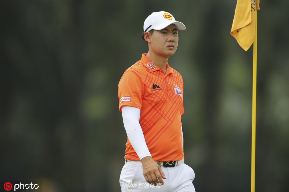 马来西亚绍嘉纳乡村俱乐部第18洞果岭，大雨突如其来，工作人员正在紧急覆盖果岭，天空昏暗，山雨欲来。