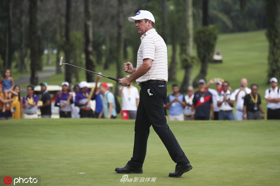 赛后，斯科特·亨德与团队在果岭上合影庆祝，香槟飞溅，喜悦之情溢于言表。