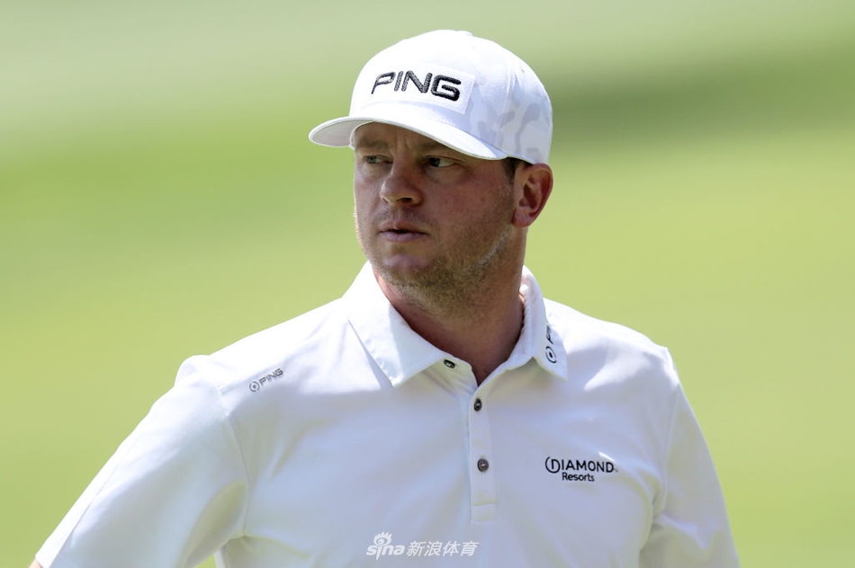 比赛观众为精彩击球热情欢呼,底特律的球迷们沉浸在这场历史性的高尔夫盛会之中。