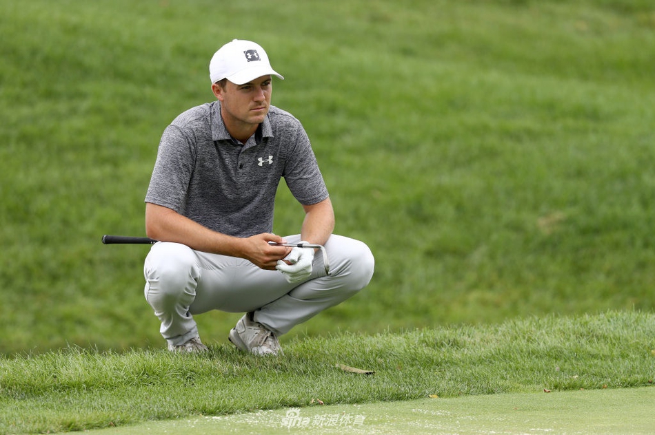 纪念高球赛全景，夕阳下的穆菲尔德山村球场美如画卷，球员身影点缀其中。