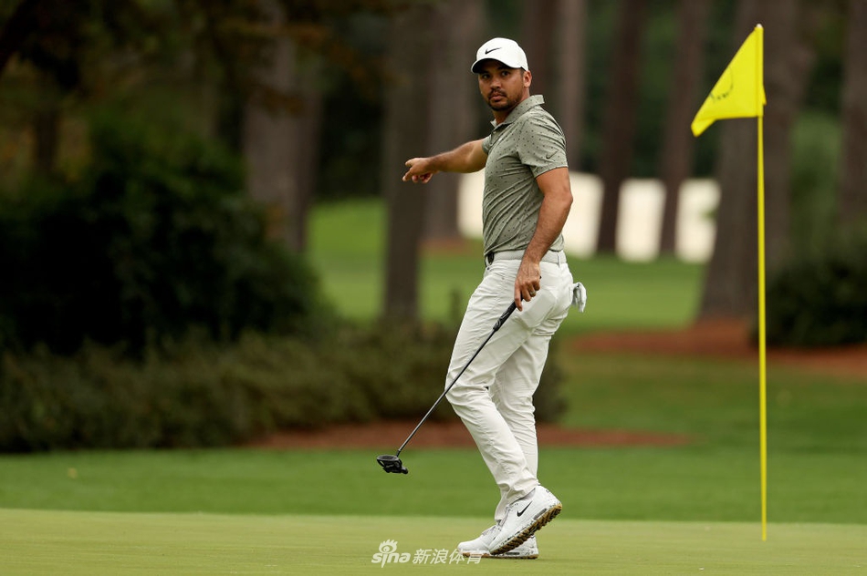 老虎·伍兹身着红色标志性 Polo 衫，在练习果岭边凝神推杆，目光如炬，仿佛已锁定胜利轨迹。