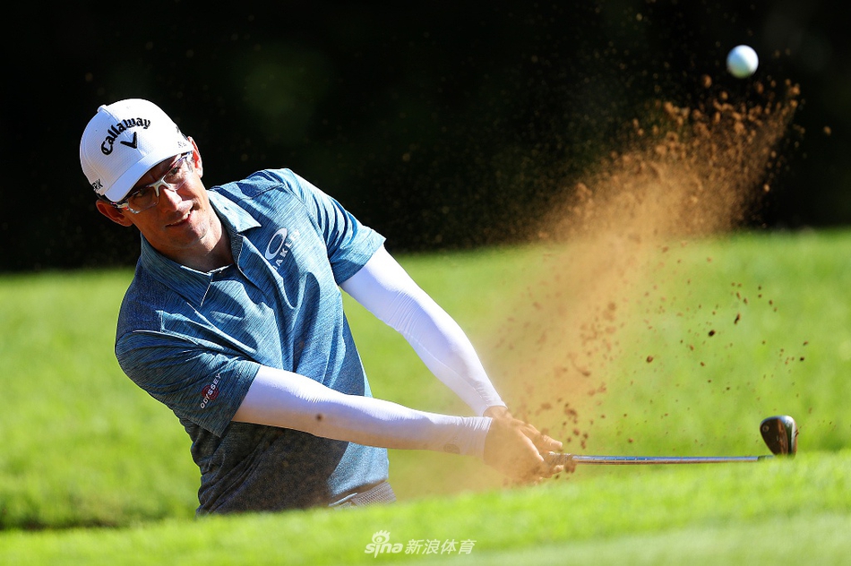 伯泽伊登霍特弯腰从洞杯中拾起小白球,脸上露出满意的微笑,标志着又一次成功的抓鸟。