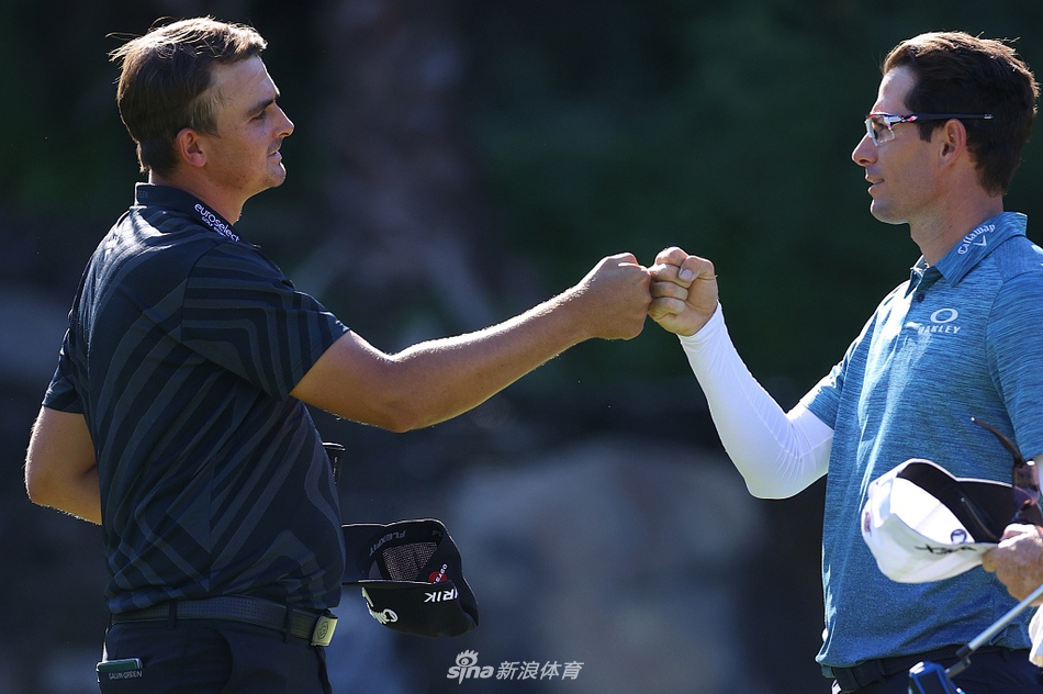 在观众的注目与绿荫环绕下,伯泽伊登霍特完成一次精准的切杆,小球在空中划出完美弧线飞向果岭。