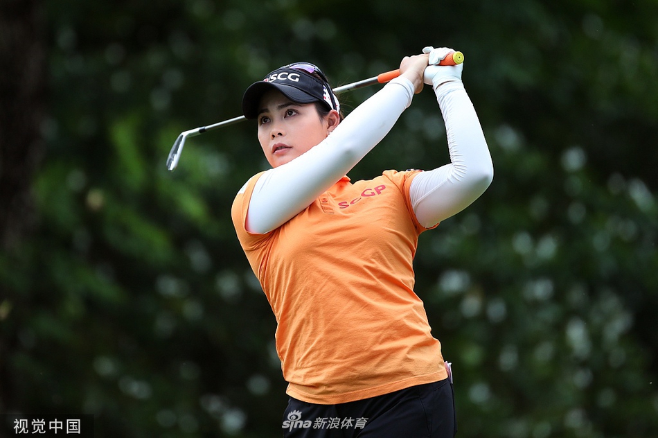 帕蒂-塔瓦塔纳吉特果岭边细致切杆，沙坑边缘的救球充满技巧