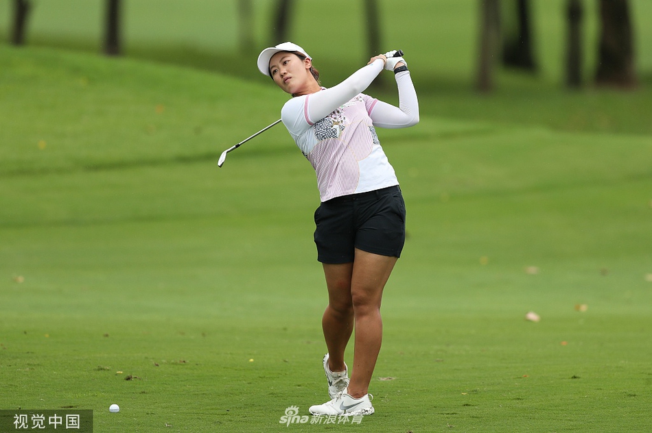 阿瑞雅面带微笑走向果岭，展现出东道主球手的从容风度