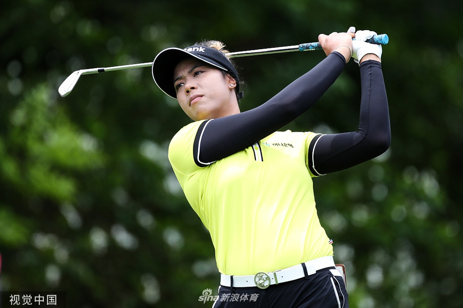 夕阳下的球场全景，球员与球童的身影拉长，充满竞技与协作之美