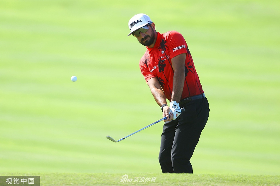 奥利弗-费舍尔与球童并肩站立,微笑着与身后高球传奇塞弗的海报合影,画面充满敬意