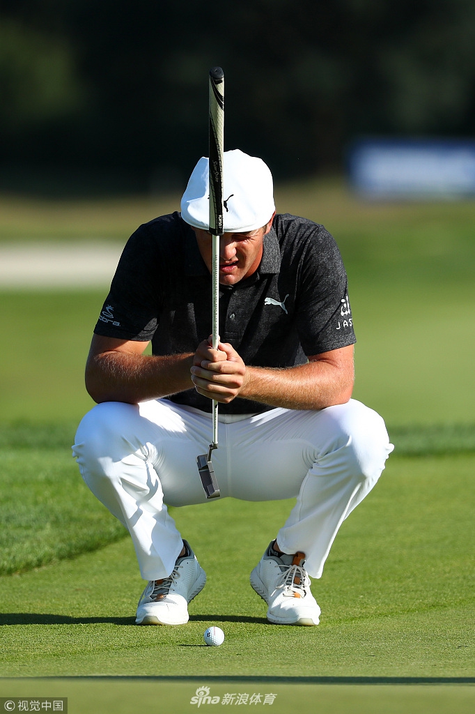 帕特里克·瑞德在果岭边观察球路，表情严肃，挑战复杂的球场布局