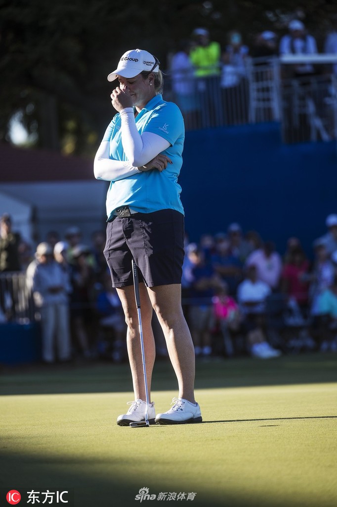 泰国球手阿瑞雅·朱塔纽佳在沙坑中救球,沙粒飞扬,展现世界第一的扎实基本功