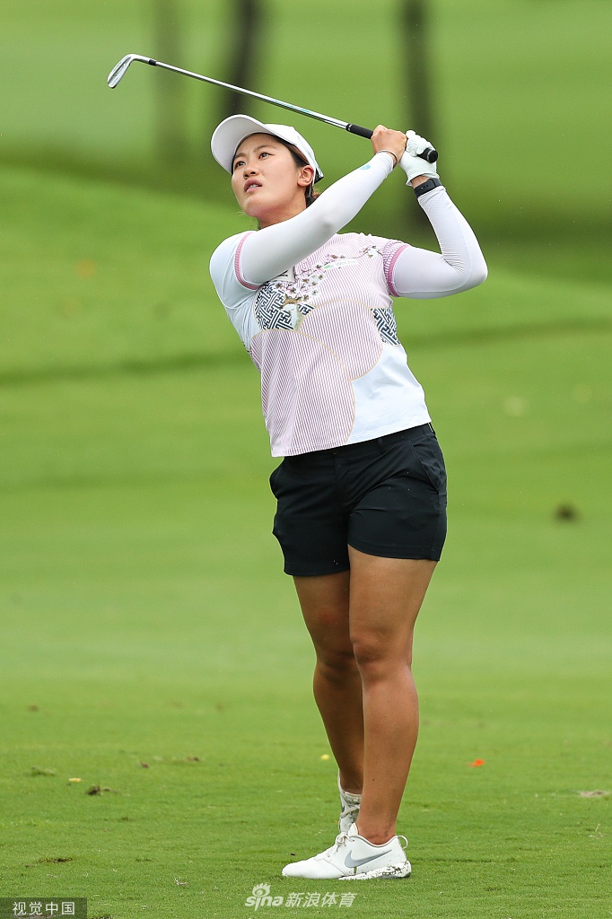 高宝璟在长草中冷静观察球位，准备关键一击