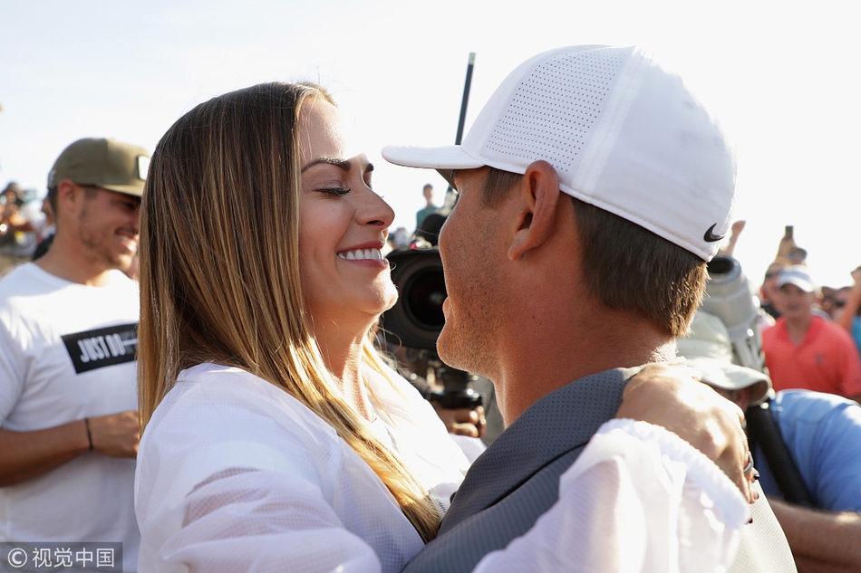 夺冠后，科普卡与女友杰娜西姆斯深情拥吻，分享胜利的巨大喜悦与甜蜜。