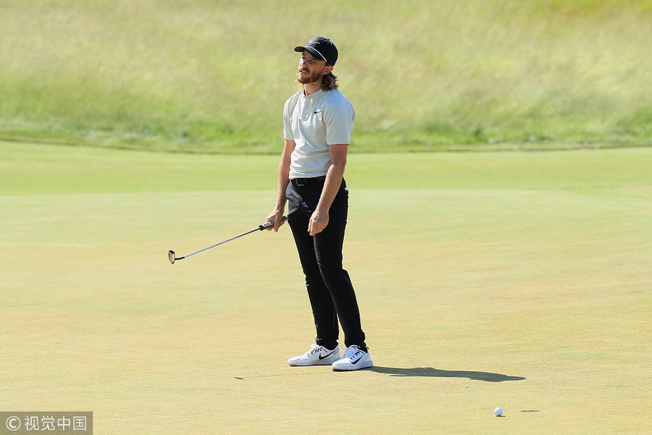 科普卡与达斯汀约翰逊在练习场或赛道上并肩而行，两位顶尖高手之间是对手亦是朋友。