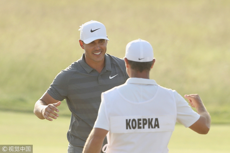 科普卡与同组竞争的老友达斯汀约翰逊及帕特里克瑞德在比赛中一同行走，气氛紧张又充满尊重。