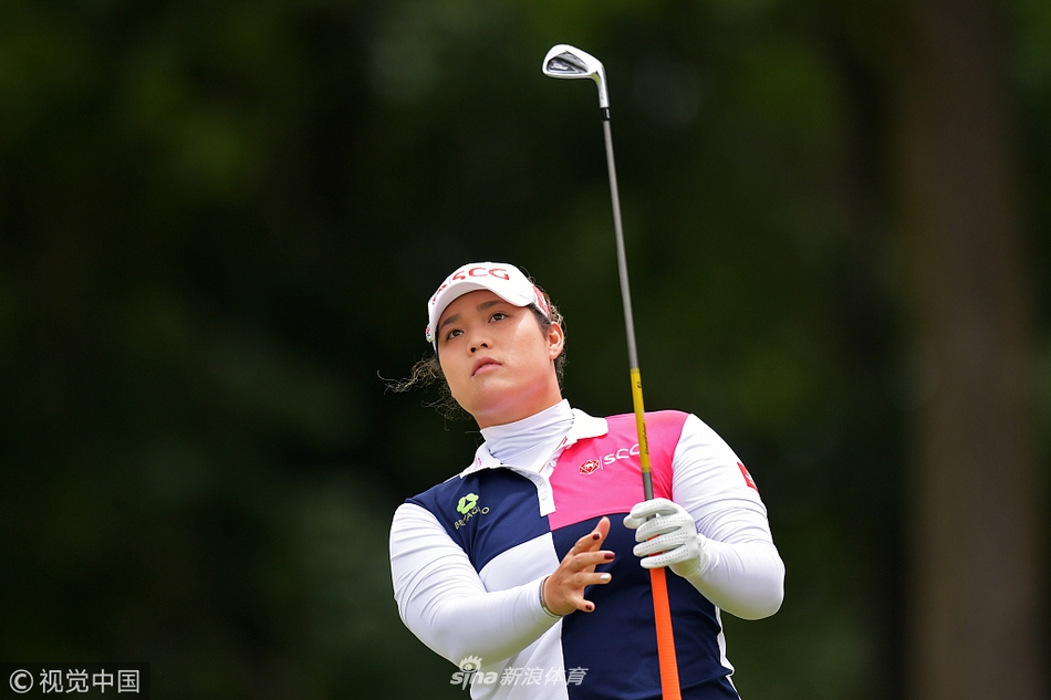 畑冈奈沙在第八洞球道上凝视前方，阳光洒在她的身上，高尔夫球包斜靠在身旁，画面充满动感与力量。