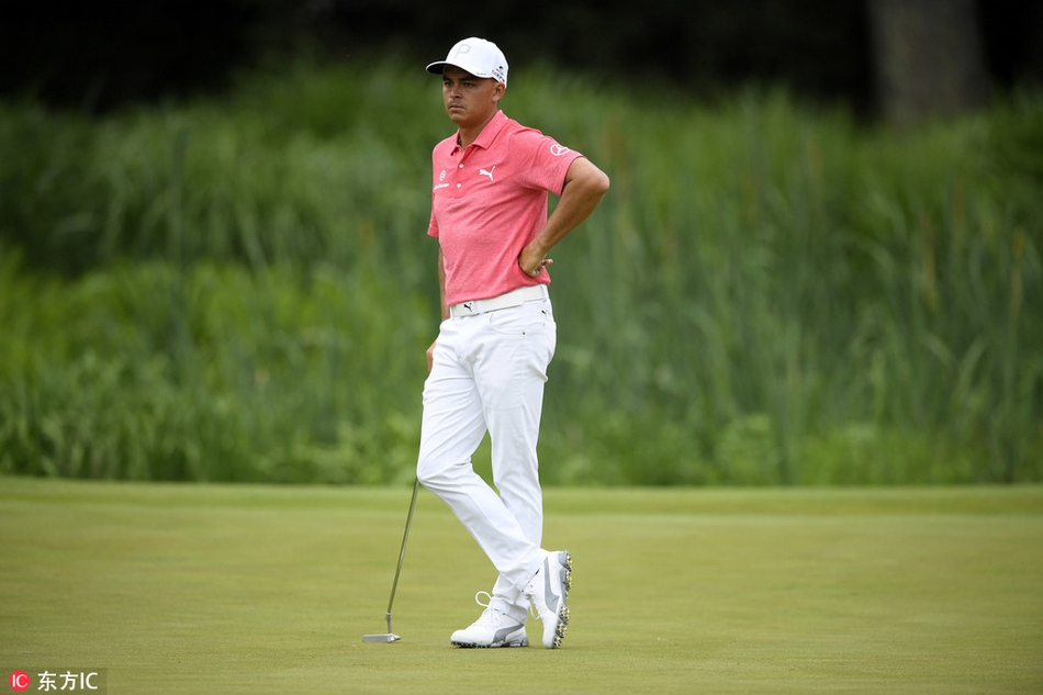 伍兹与同组球员及业余伙伴在球道上并肩前行，轻松交谈，享受职业业余配对赛特有的互动氛围。