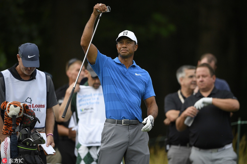 福勒在果岭上俯身观察推杆线路，表情严肃而认真，彰显新生代顶尖球员的专业态度。