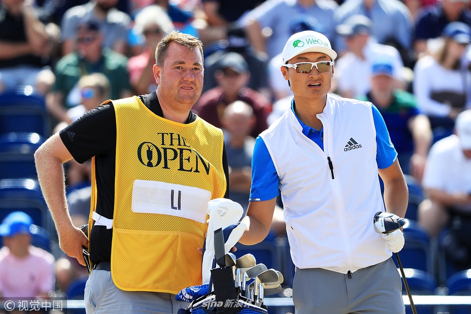 李昊桐在沙坑中救球，沙砾飞溅，展示在高难度球场中面临的挑战与不懈拼搏