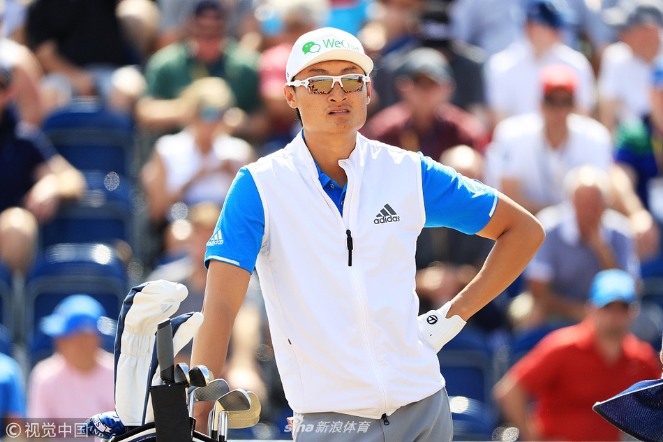 老虎伍兹在苏格兰的阳光下挥杆，身体扭转出完美的发力姿态，追逐第十五个大满贯梦想